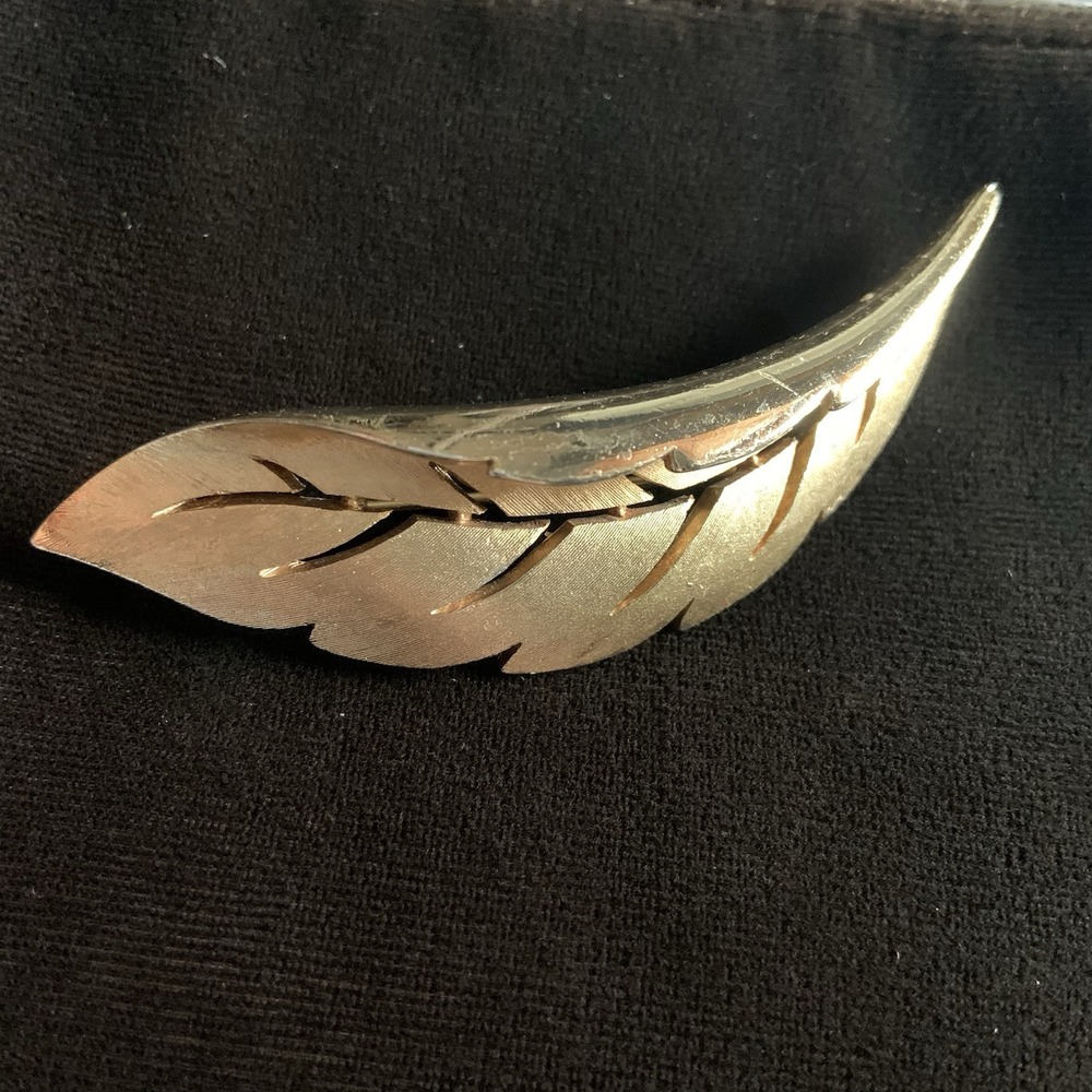Vintage CROWN TRIFARI Gold Tone Curling Feather or Leaf Brooch Pin - Signed